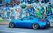 Синий Nissan 350Z у стены с граффити